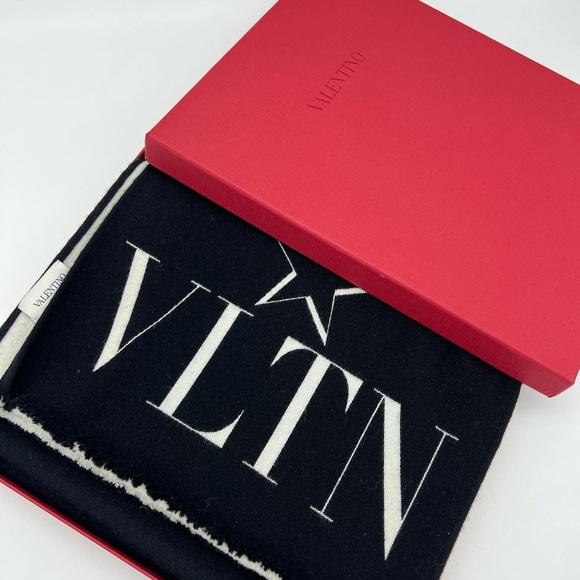 Authentic Valentino Garavani VLTN scarf - Picture 5 of 9